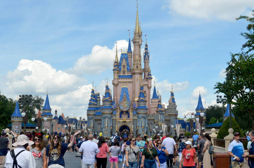 Disney se defiende en su crisis gracias a los parques