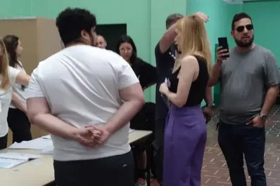 Lilia Lemoine, candidata a diputada de Javier Milei, salió del cuarto oscuro con la boleta en la mano