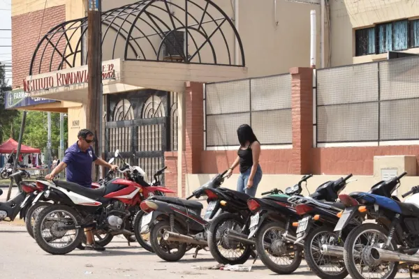 Nuevas claves del acarreo en las elecciones: choferes que se camuflaron y servicio a bordo de motos