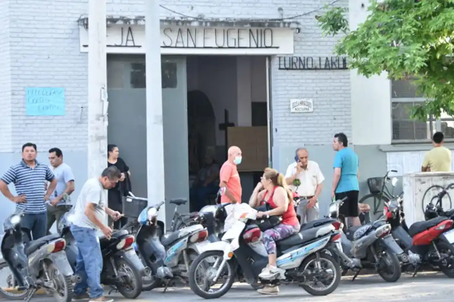 ¿CAMBIO DE ESTRATEGIA? En muchas escuelas se vieron algunas motos, que habrían sido empleadas para movilizar votantes.