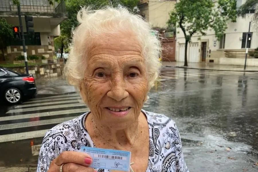 Coca Baldó votó a sus 102 años