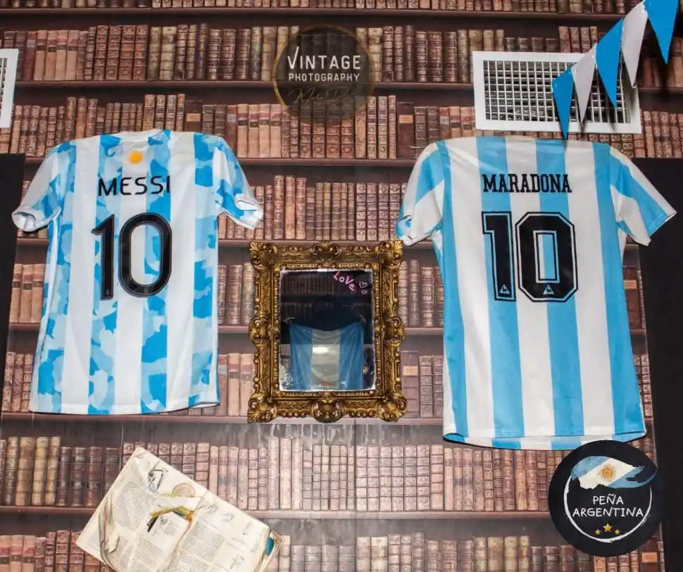 EMBLEMAS. Las camisetas de la selección con dos nombres ilustres.