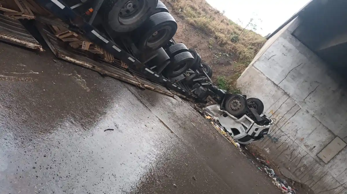 Accidente de tránsito en la autopista. 