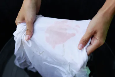 Cuál es la mejor manera de quitar manchas de sangre de la ropa, según una especialista
