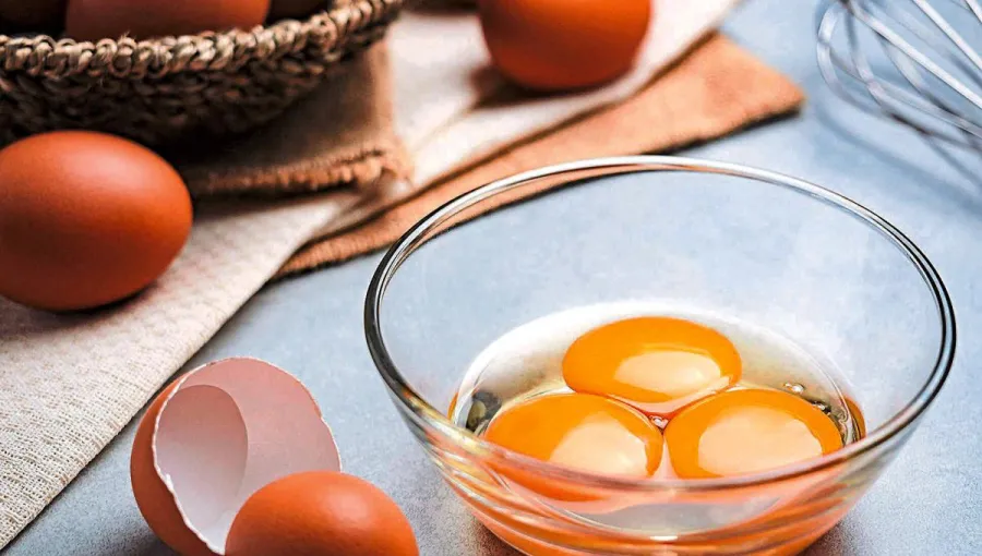 Alimentación saludable: ¿es bueno comer huevos crudos para ganar masa muscular?
