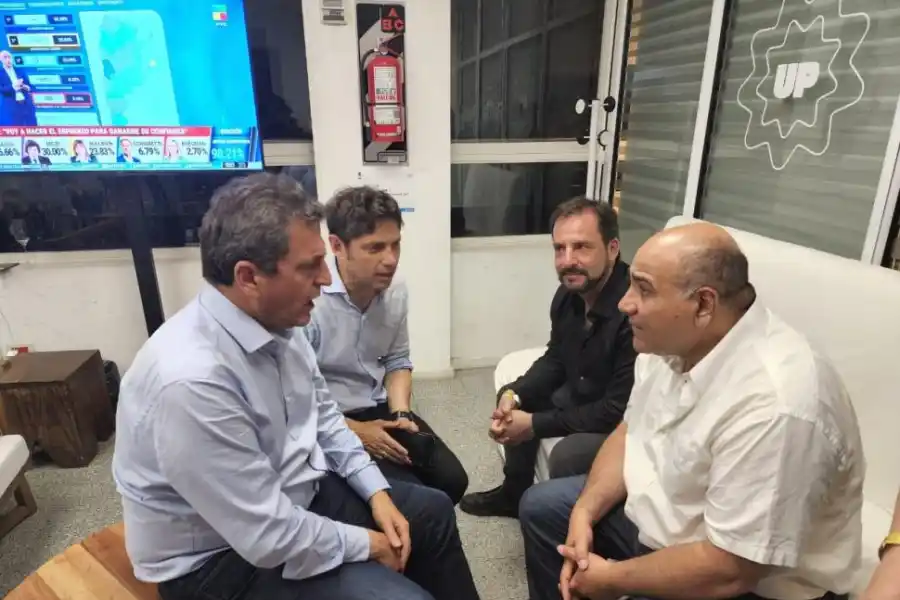 REUNIÓN. Massa habla con Manzur. Atrás, Kicillof y Ariel Sujarchuk.