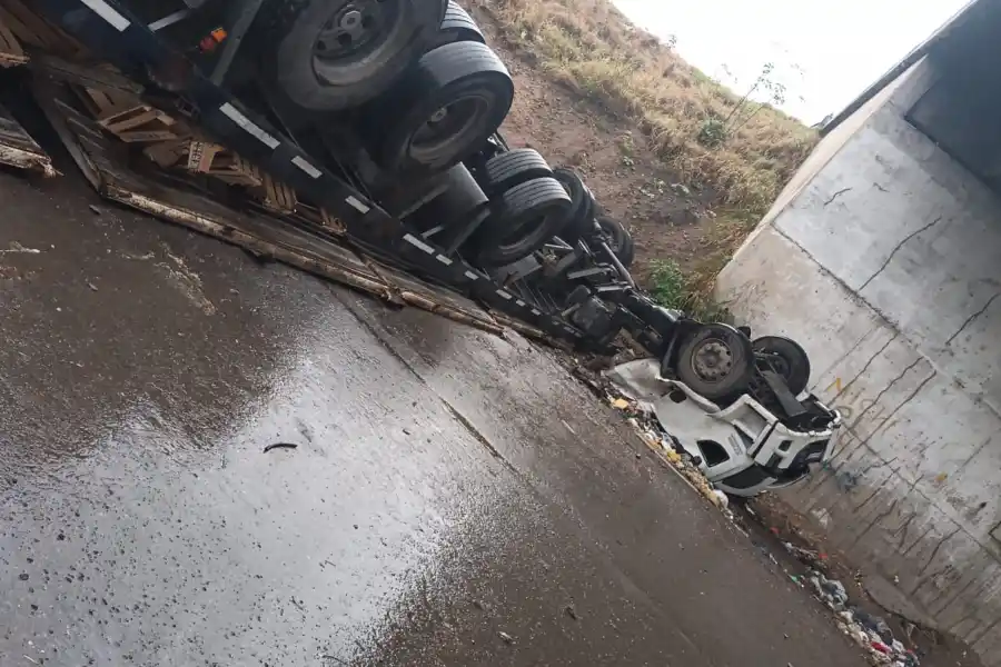 Accidente de tránsito en la autopista. 