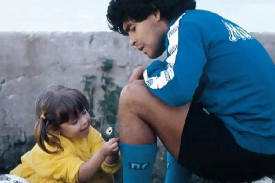 INFANCIA. Dalma y Diego Maradona en Italia. 