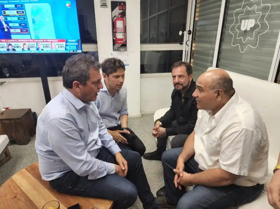 REUNIÓN. Massa habla con Manzur. Atrás, Kicillof y Ariel Sujarchuk.