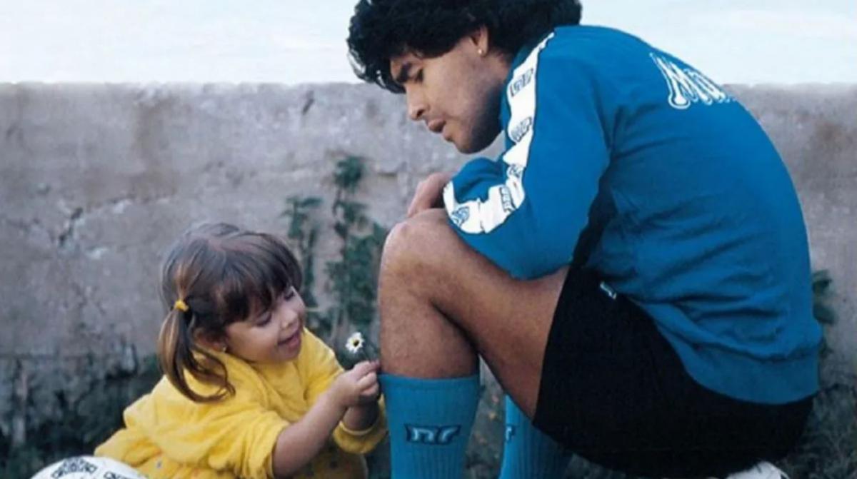 INFANCIA. Dalma y Diego Maradona en Italia. 