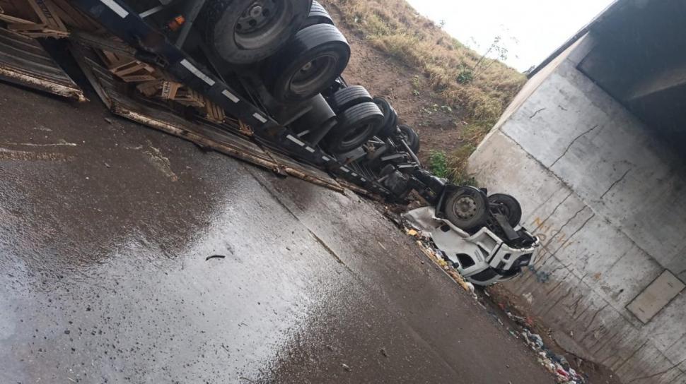 DESTROZADO. Así quedó el camión tras caer desde arriba de un puente de la autopista. Una grúa se llevó el semirremolque hecho añicos.