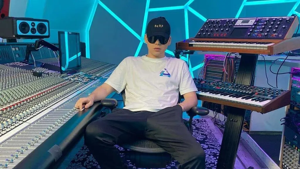 Los seguidores del productor esperan que en los próximos días comparta fotos de su nuevo estudio de grabación y más detalles de la mansión.