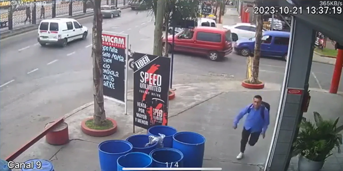 Video: corría para llegar a su trabajo, lo confundieron con un ladrón, lo atraparon y lo golpearon