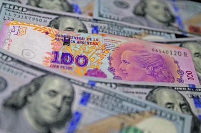 El dólar blue cortó la racha alcista y bajó $35 en el inicio de la semana