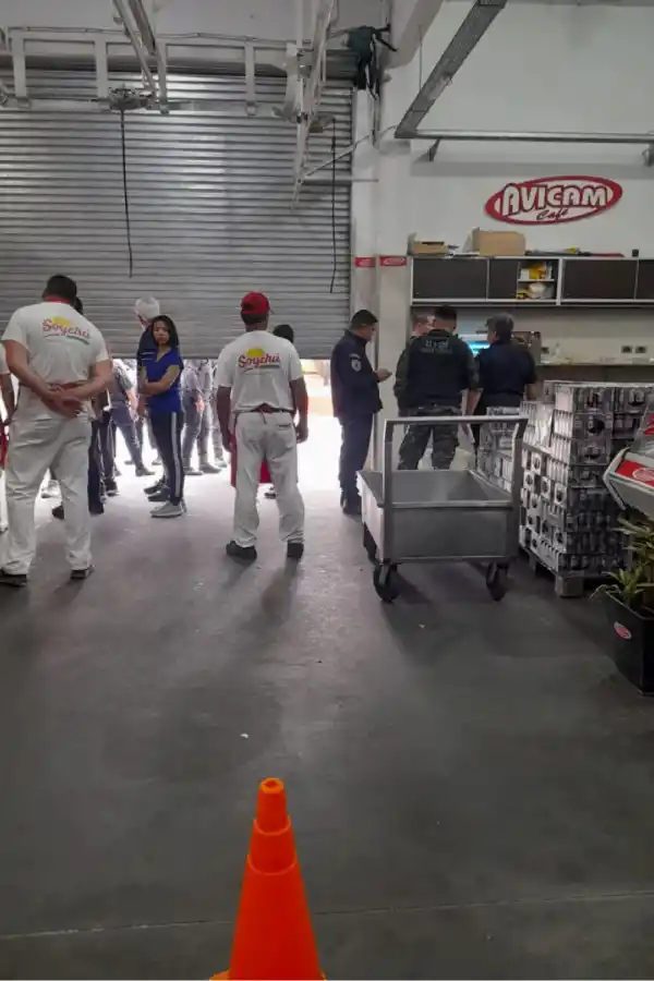 Video: corría para llegar a su trabajo, lo confundieron con un ladrón, lo atraparon y lo golpearon