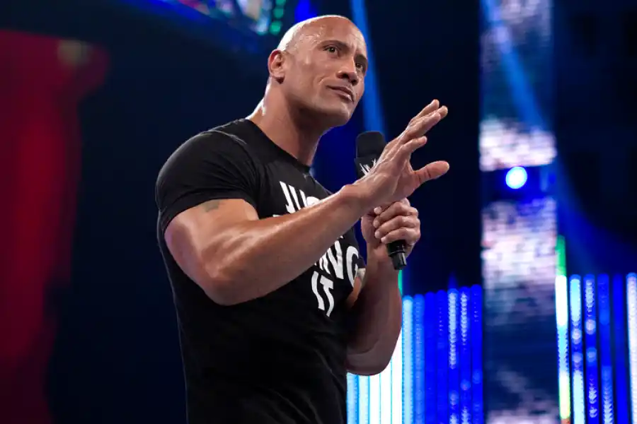 Dwayne Johnson instó a un museo a corregir el color de piel de una estatua suya