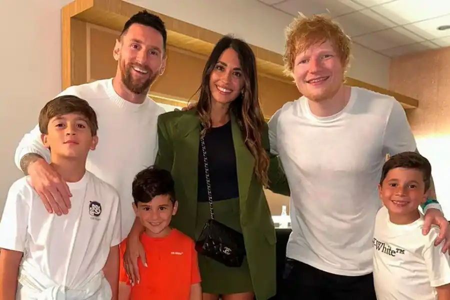 La familia Messi asistió a un recital de Ed Sheeran y luego se fotografió junto al cantante inglés (@leomessi)