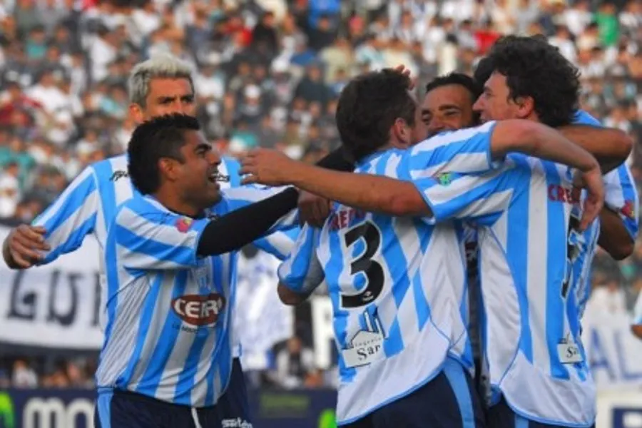 HISTÓRICO. Sarría, Musto, Páez y Bressan abrazan a Juan Manuel Azconzábal tras la goleada a Talleres.