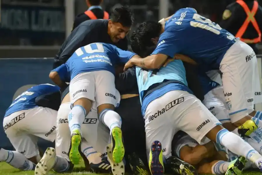 MONTAÑA HUMANA. Todos los abrazos son para Sebastián Longo, que anotó dos goles en aquella noche cordobesa, para que Atlético le gane a Talleres 2-1.