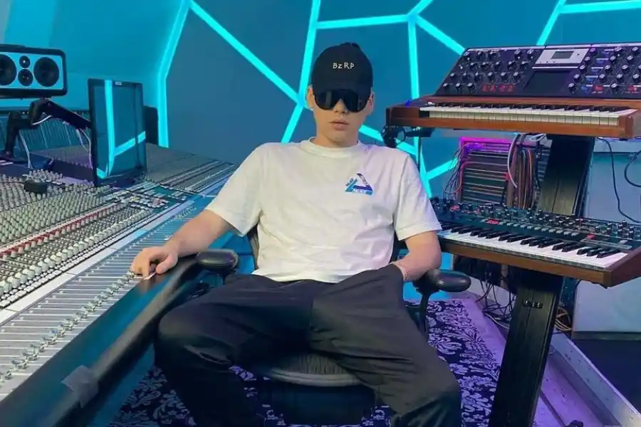 Los seguidores del productor esperan que en los próximos días comparta fotos de su nuevo estudio de grabación y más detalles de la mansión.