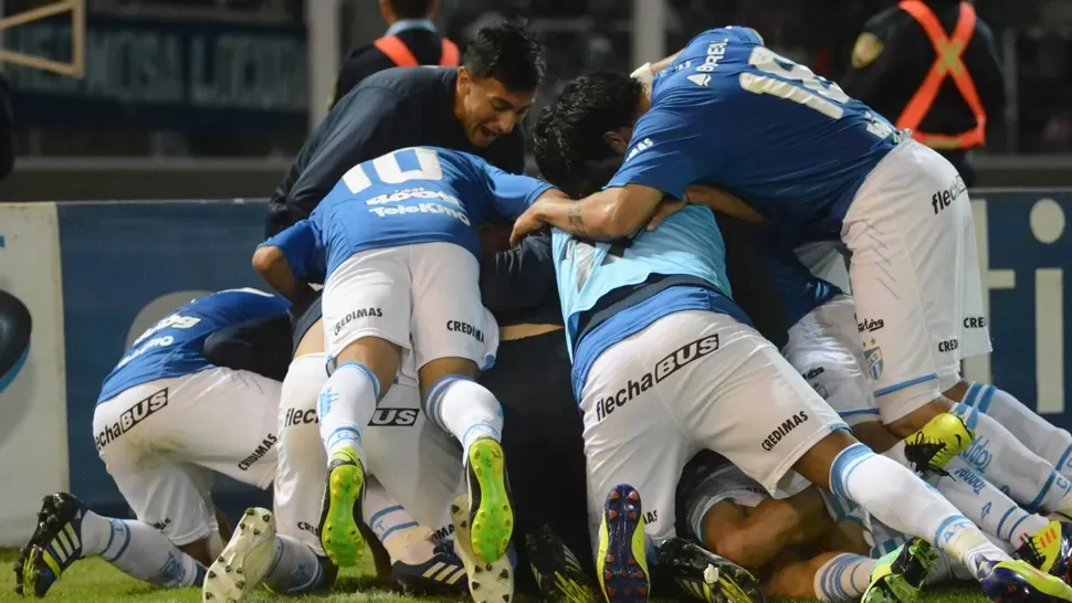MONTAÑA HUMANA. Todos los abrazos son para Sebastián Longo, que anotó dos goles en aquella noche cordobesa, para que Atlético le gane a Talleres 2-1.