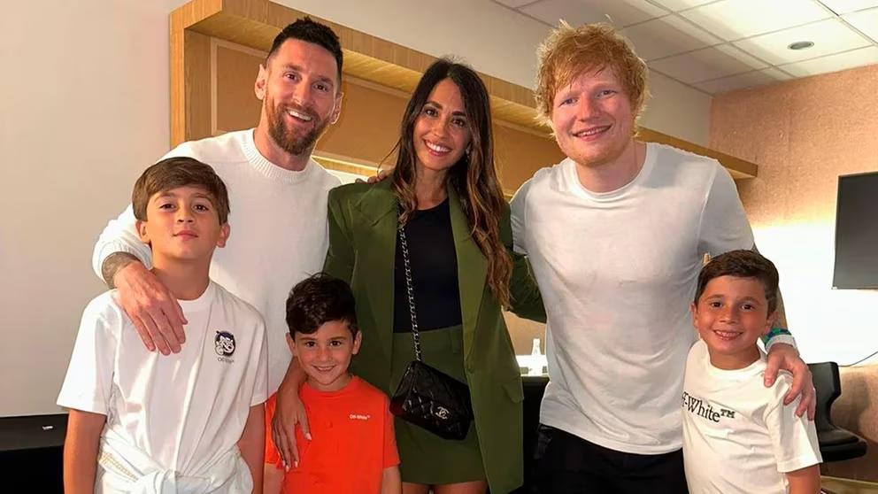 La familia Messi asistió a un recital de Ed Sheeran y luego se fotografió junto al cantante inglés (@leomessi)