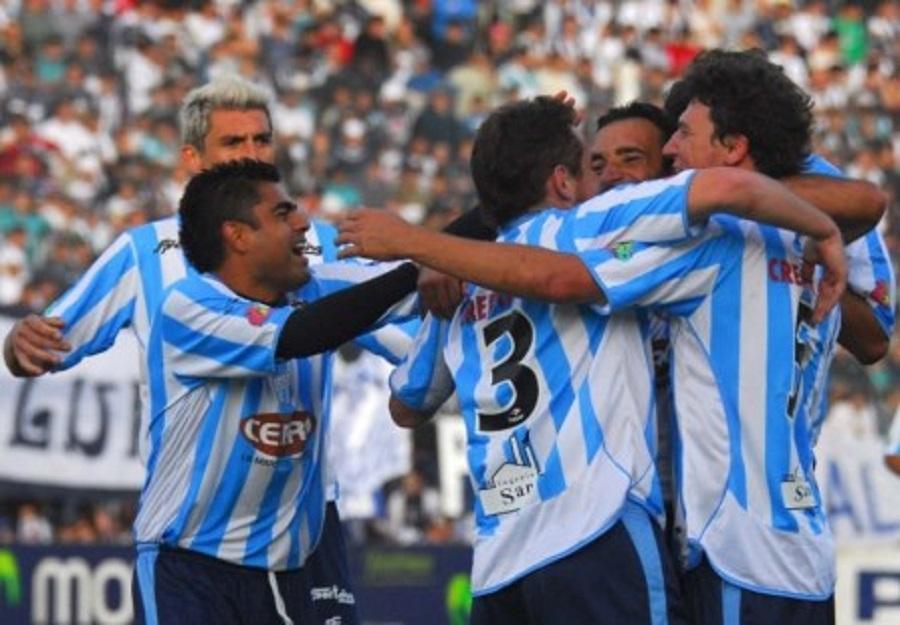 HISTÓRICO. Sarría, Musto, Páez y Bressan abrazan a Juan Manuel Azconzábal tras la goleada a Talleres.