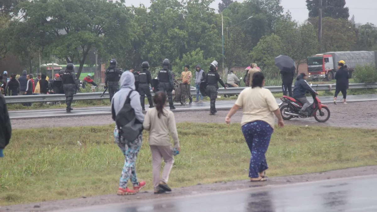 Así fue el momento en el que un grupo de vecinos intentó llevarse papas de un camión volcado