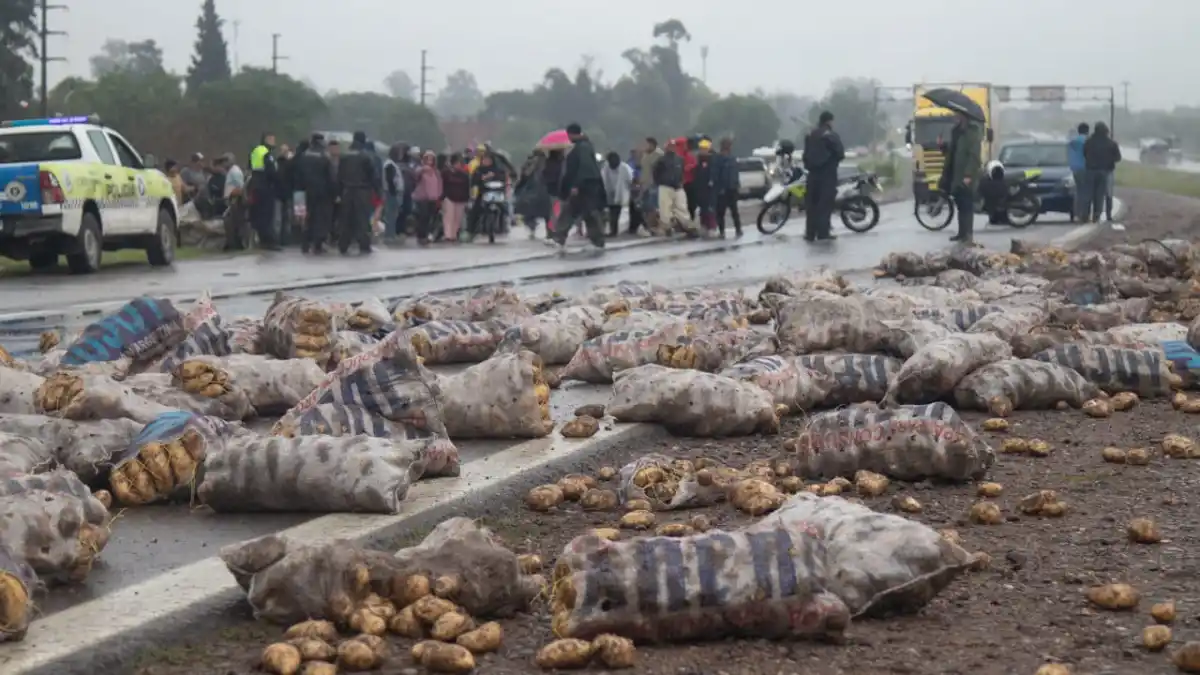 Tensión: vecinos lograron llevarse las papas tras un choque de un camión con un taxi
