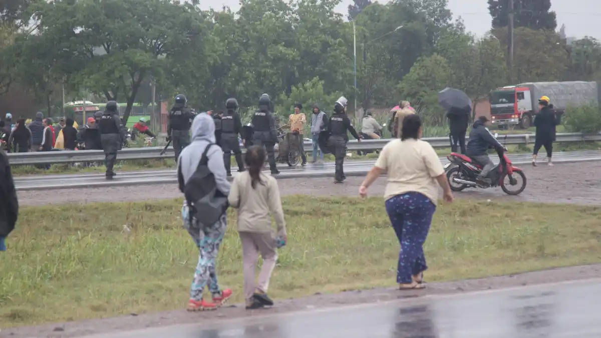 Tensión: vecinos lograron llevarse las papas tras un choque de un camión con un taxi
