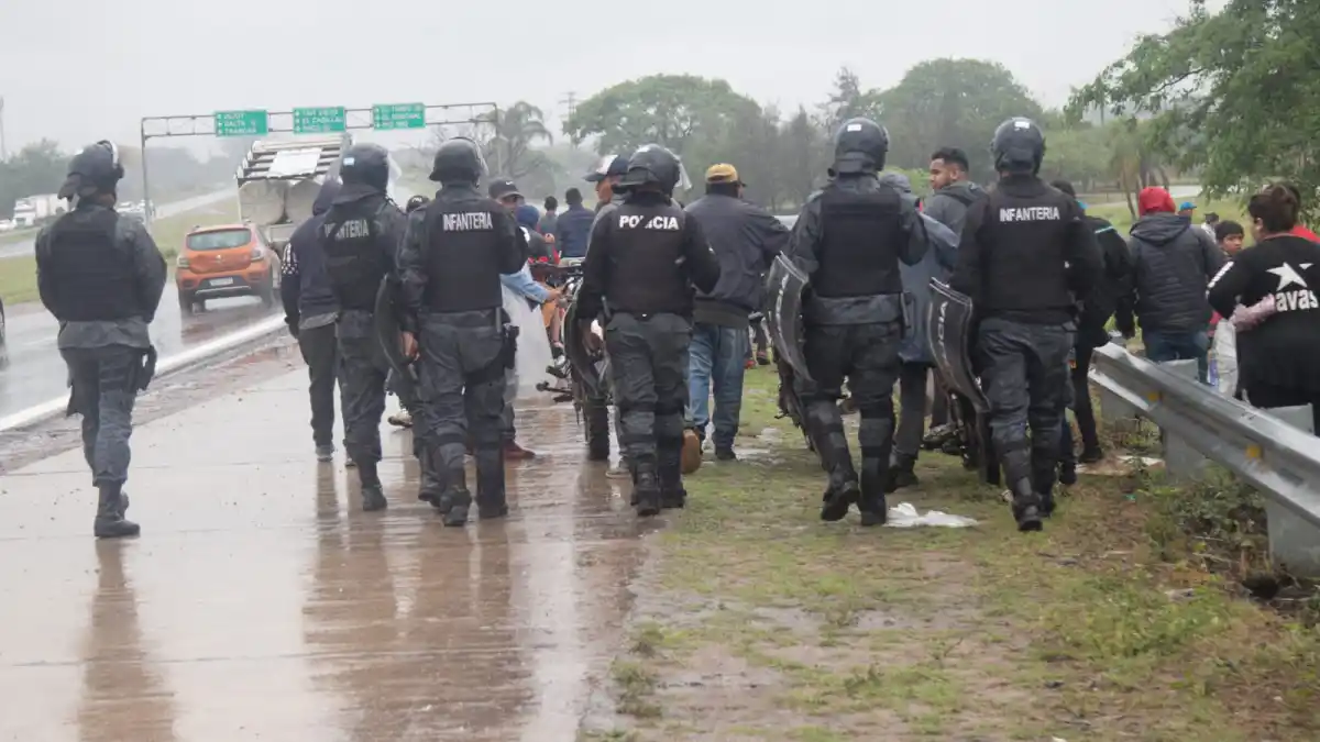 Tensión: vecinos lograron llevarse las papas tras un choque de un camión con un taxi