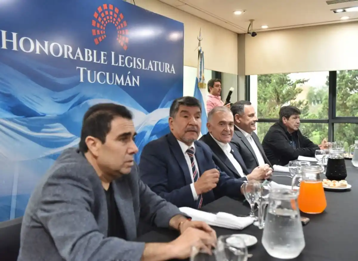 EN LA CONDUCCIÓN. Jaldo y Acevedo, junto a Mansilla, a Regino Amado y a Aldo Salomón. Foto de Prensa HLT