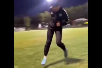 ¿Levita o es una ilusión óptica? La maniobra de un jugador de fútbol que se hizo viral