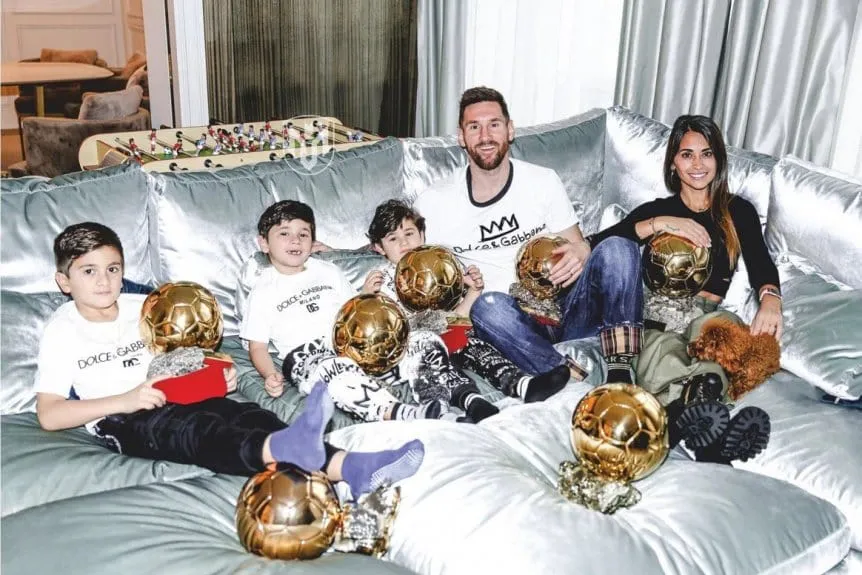 COLECCIÓN. La familia Messi con los galardones del líder del clan.