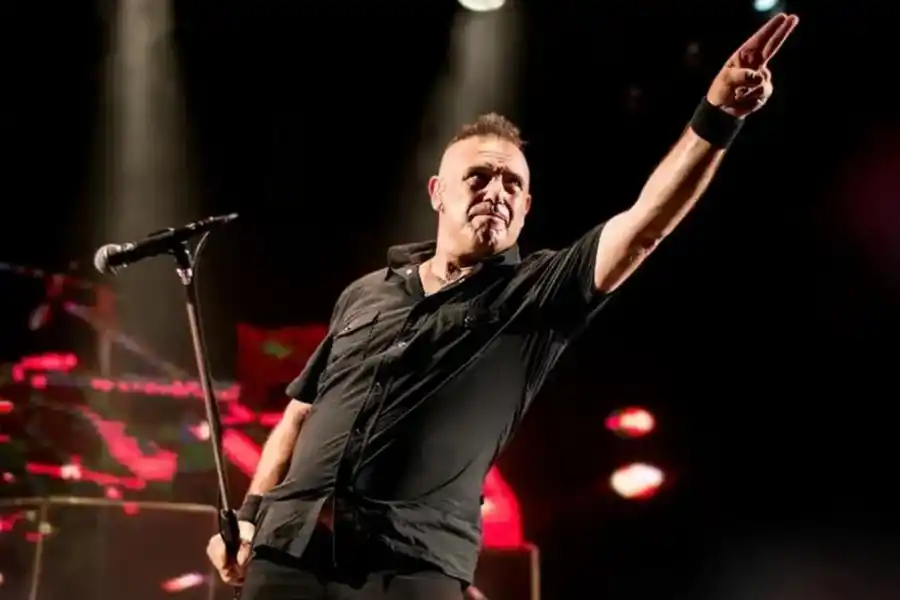 EN SU TRONO. En el escenario Iorio desplegaba toda la magia metalera que encendió a varias generaciones.