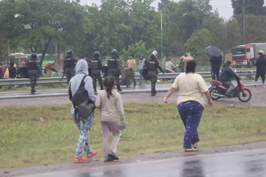 Así fue el momento en el que un grupo de vecinos intentó llevarse papas de un camión volcado