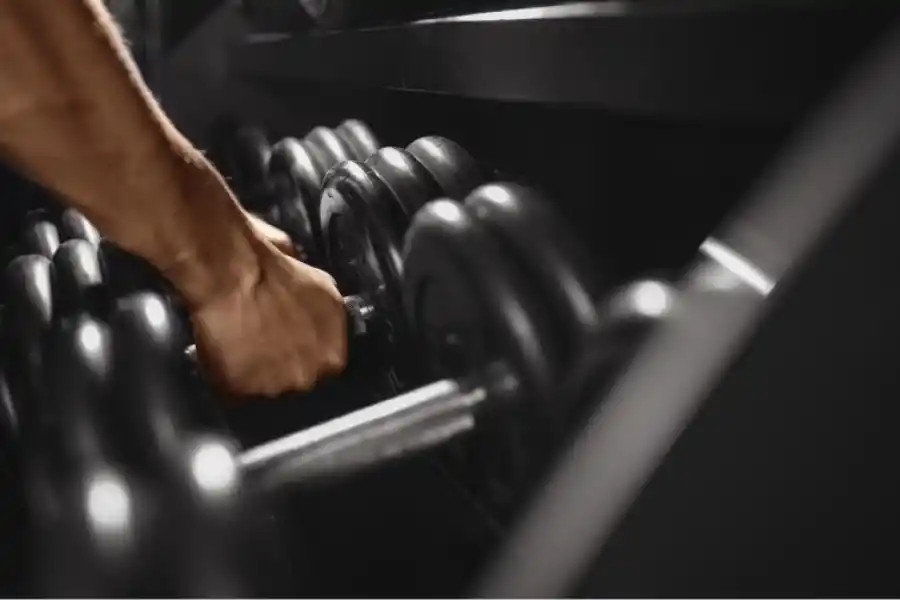 El entrenamiento de fuerza ayuda a fortalecer los músculos