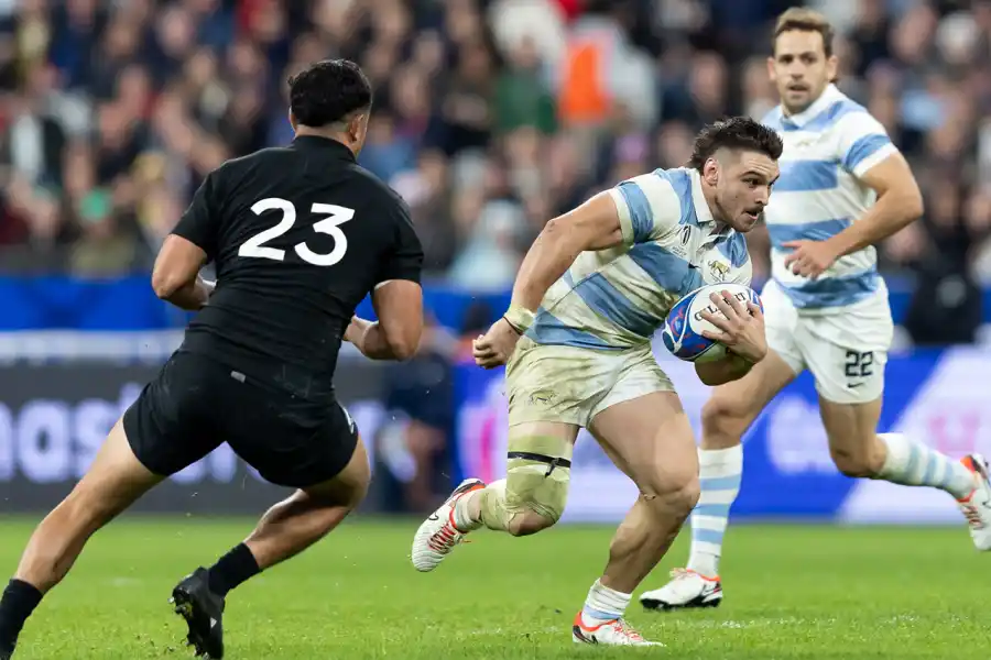 EXPLOSIÓN. Cada vez que tuvo la pelota en sus manos, Mateo Carreras intentó penetrar la defensa de los All Blacks.