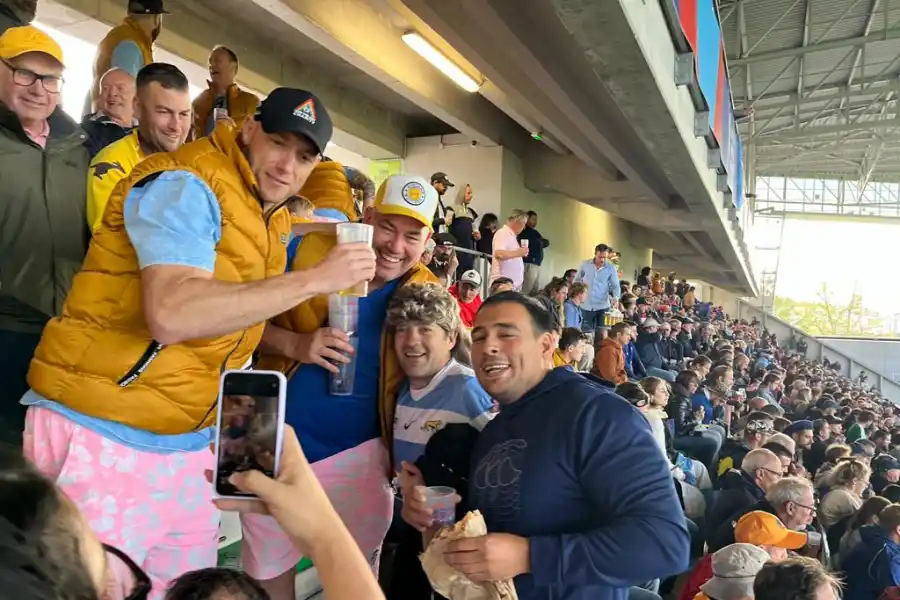 Se quedó sin acompañantes de viaje, hizo cinco escalas y viajó tres días para ver a Los Pumas