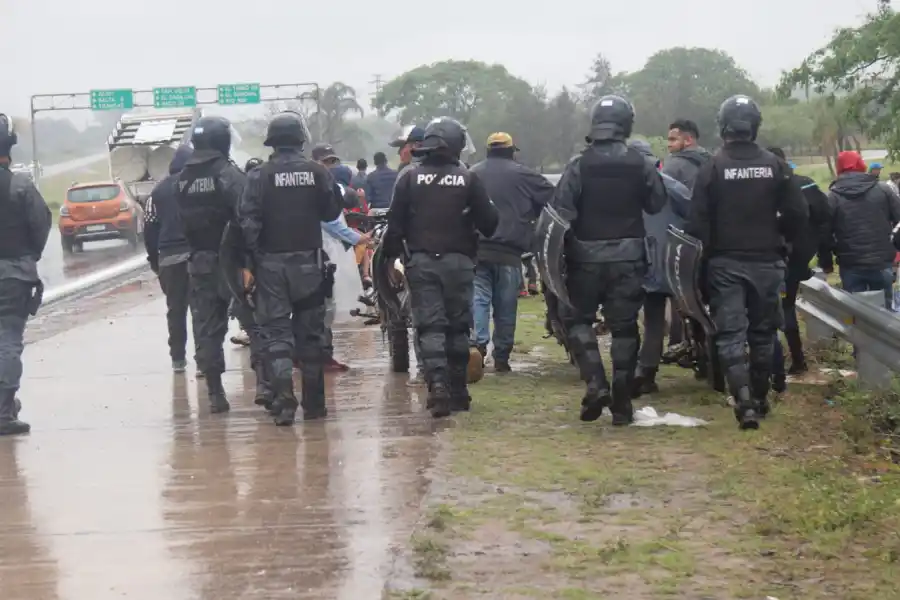 Tensión: vecinos lograron llevarse las papas tras un choque de un camión con un taxi