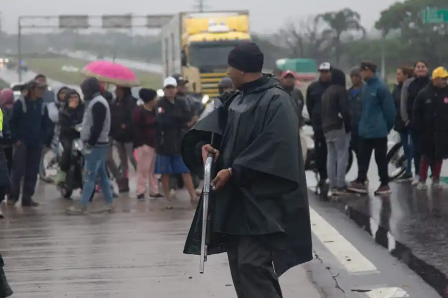Tensión: vecinos lograron llevarse las papas tras un choque de un camión con un taxi