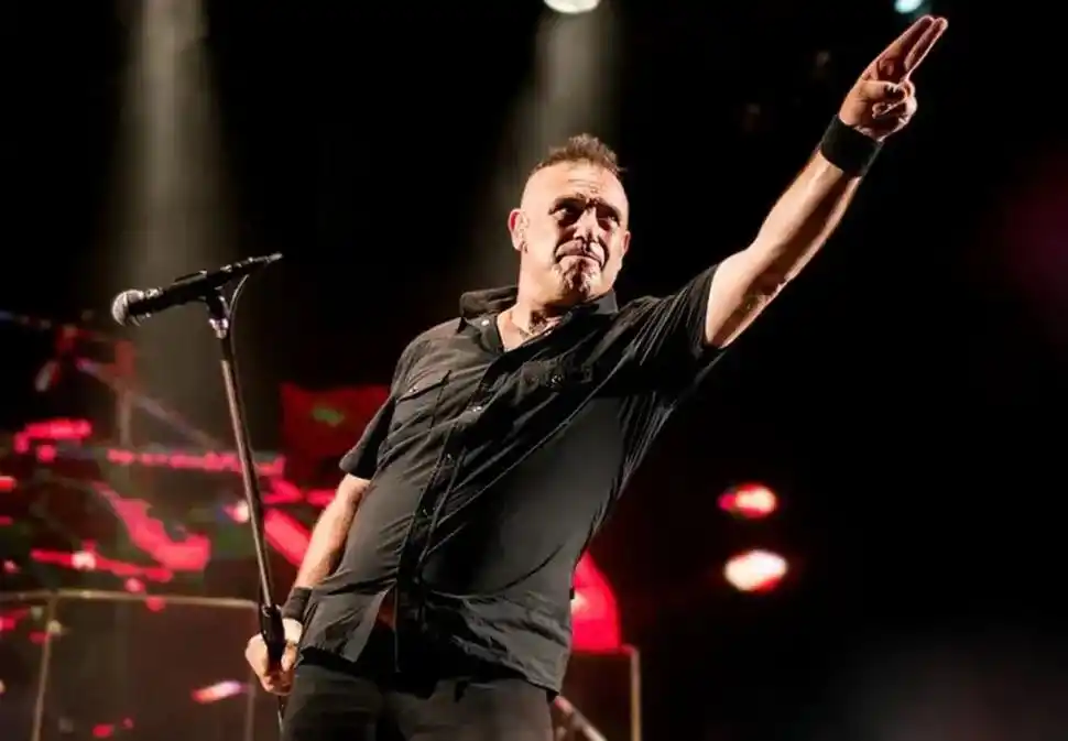 EN SU TRONO. En el escenario Iorio desplegaba toda la magia metalera que encendió a varias generaciones.