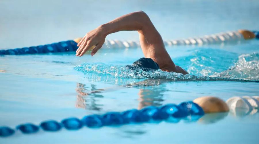 Practicar natación ayuda a bajar de peso