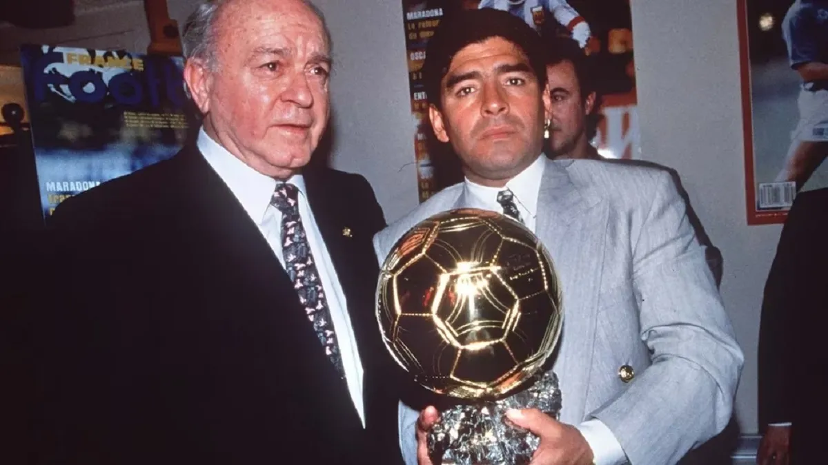 HONORÍFICO. En 1995, Di Stéfano le entregó el Balón de Oro a Diego Armando Maradona. FOTO TOMADA DE INFOBAE.