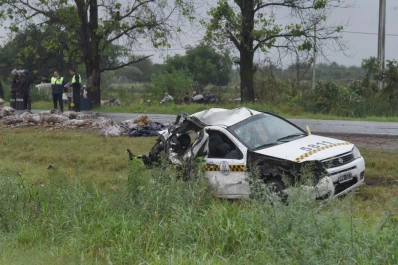 El uso de un cruce clandestino generó el accidente entre el taxi y el camión