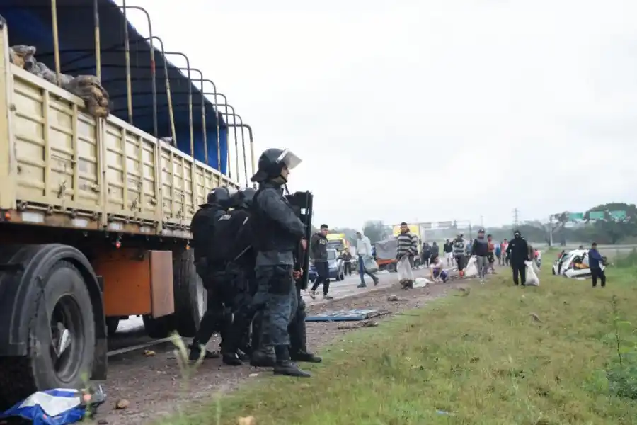 TENSIÓN. Policías dispersaron a la gente que quería saquear el camión.