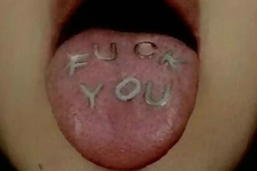 “Para todos/as que pierden tiempo observando mi vida”, tuiteó, con una foto de un rostro y cuya lengua escrita dice “fuck you”.