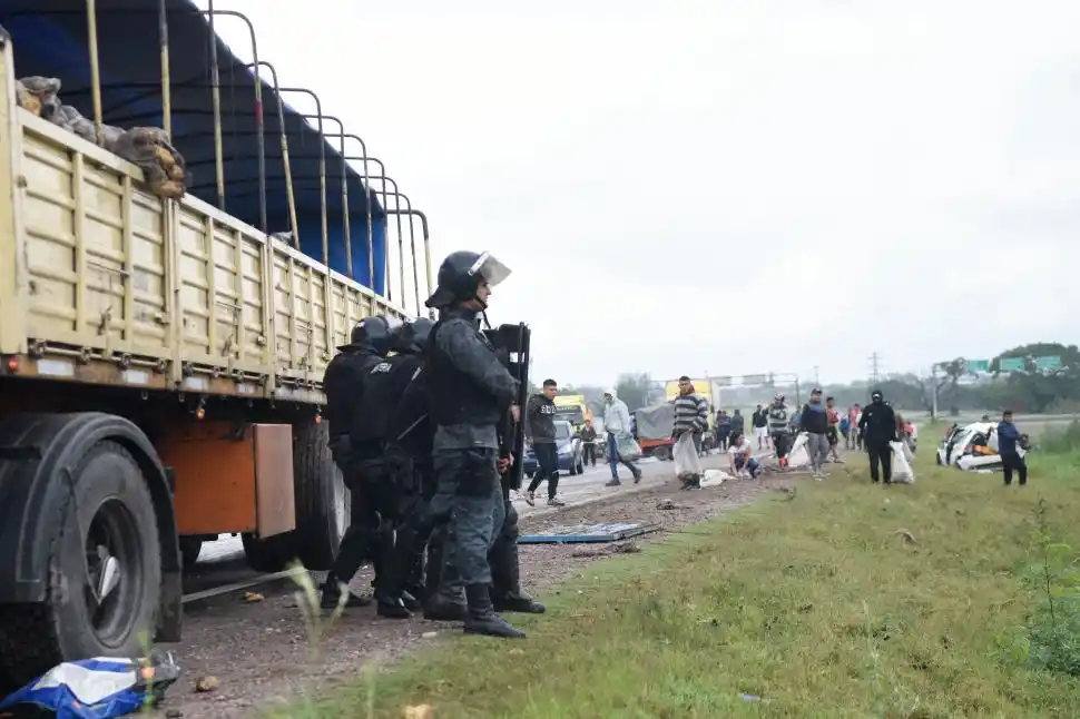 TENSIÓN. Policías dispersaron a la gente que quería saquear el camión.