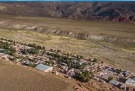 Vacaciones 2023/24: descubrí el fantástico pueblo de dos calles rodeado de un paisaje de otro planeta