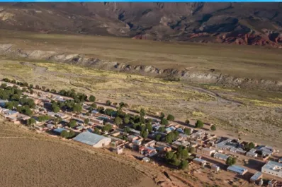 Vacaciones 2023/24: descubrí el fantástico pueblo de dos calles rodeado de un paisaje de otro planeta